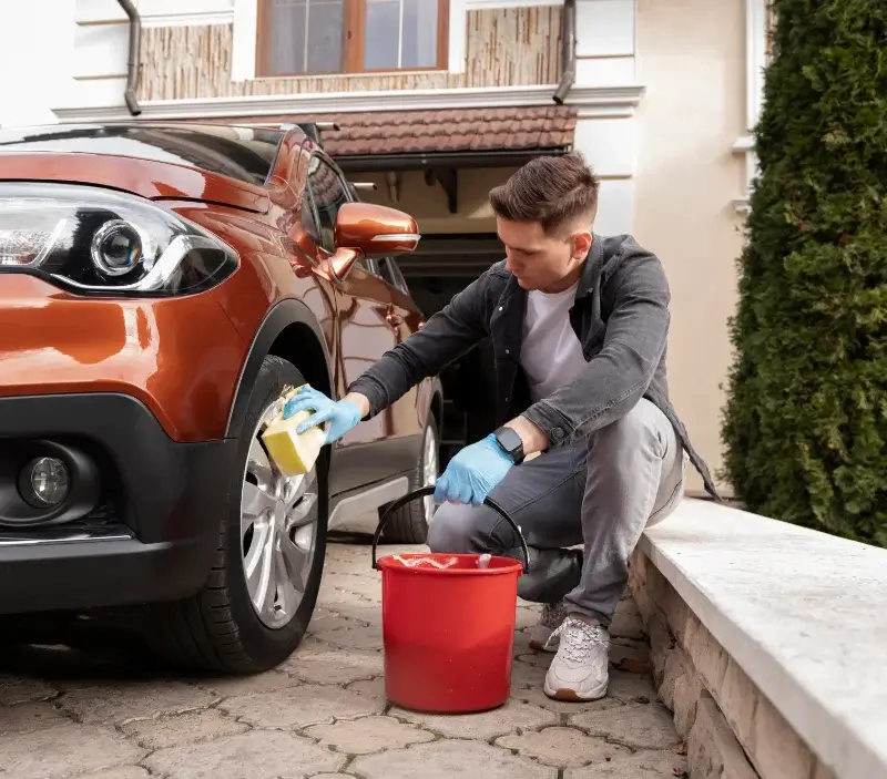 Lavage auto à domicile Croix-Chapeau : professionnel intervenant sur un véhicule
